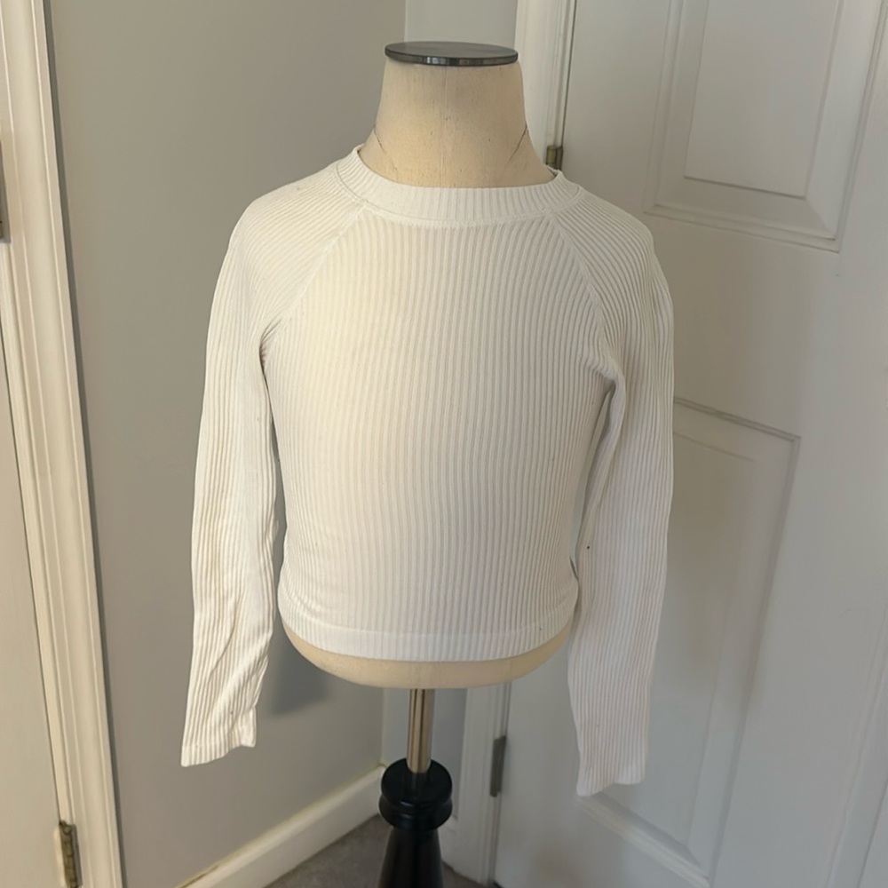 This is a white long sleeve cropped top in a size xxs/xs.